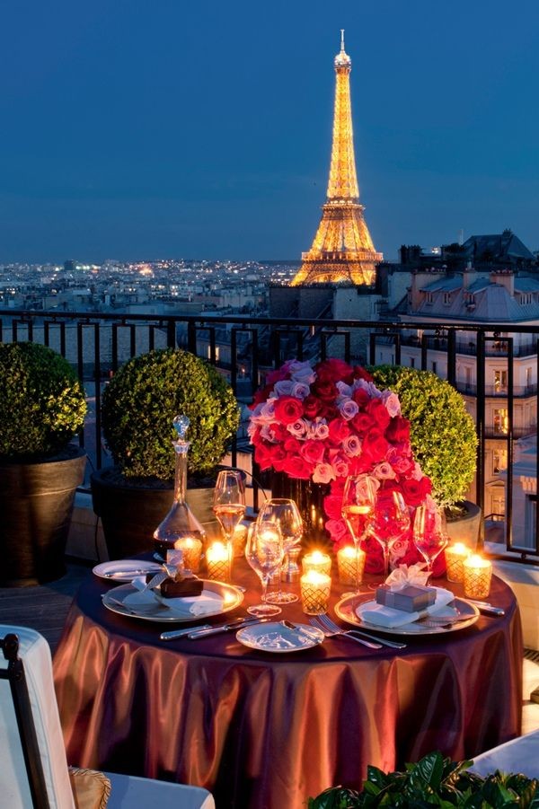 париж, столик на балконе вечер. Эйфелева башня
